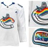 Un uniforme de hockey sur lequel un écusson en forme de la lettre C est décoré d'art autochtone et des couleurs de l'arc-en-ciel.