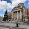 Une photo de l'entrée du campus Fort Garry, de l'Université du Manitoba. 