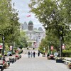 Des étudiants circulent sur le campus de l'Université McGill.