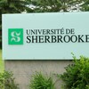 Un panneau avec le logo de l'Université de Sherbrooke. 