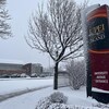 L'entrée de l'Université en hiver et sous la neige.