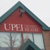L'extérieur du bâtiment qui indique Université de l'Île-du-Prince-Édouard. 