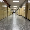Un corridor vide de l'université.