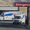 Deux ambulances devant l'entrée d'un hôpital.