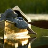 Un pagayeur se détend dans un canot près de Lindsay, en Ontario.
