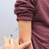 Un jeune garçon se fait vacciner.