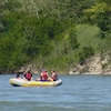 Un groupe de personnes dans une embarcation sur la rivière Bow à Calgary le 15 août 2022.