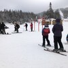 Des skieurs s'apprêtent à utiliser le remonte-pente.