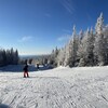 Des skieurs et des planchistes dévalent une pente du Valinouët.