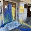 Une porte avec de la peinture bleu et jaune. 