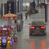 Le véhicule roulant dans le centre commercial passe à côté de jeux pour enfants.