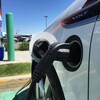 Un véhicule électrique à une borne de recharge.