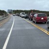 De nombreux véhicules font la file aux abords du pont Touzel.