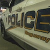 Un véhicule du Service de police de Saguenay circule dans une rue. 