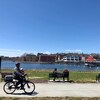 Une personne circule à vélo aux abords du Lac des Nations à Sherbrooke.
