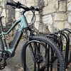 Un vélo électrique dans un support.