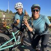 Audrey Duval et Anne-Marie Chantal avec leurs vélos de montagne. 