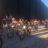 Une douzaine de cyclistes prennent le départ d'une course.