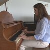 Anna Collis joue du piano, mais elle ne reprendra pas l'entreprise familiale de vente de pianos.