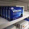 Des boîtes de Viagra sur les tablettes d'une pharmacie.