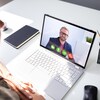 Une femme en appel vidéo avec un homme, sur son ordinateur. 