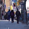 Des piétons au centre-ville d'Ottawa, le 21 mars 2022.