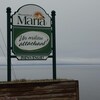 Un panneau indiquant la bienvenue dans la municipalité de Maria sur le bord de l'eau.