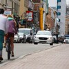 Des cyclistes circulent sur la rue Saint-Jean, à Québec.