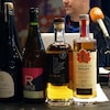 Quatre bouteilles d'alcool disposées sur une table.