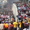 Des milliers de personnes manifestent dans les rues en Haïti.