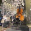Un violon est maintenant exposé au troisième étage du Musée canadien pour les droits de la personne à Winnipeg. 