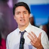 Le premier ministre Justin Trudeau prend la parole lors d'une annonce concernant les mesures prévues dans le budget 2024 pour la jeunesse et l'éducation au Parc Wanuskewin Heritage, près de Saskatoon, le 23 avril 2024. 
