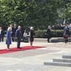 Le Prince Charles, entourée Camilla Shand, duchesse de Cornouailles et de la gouverneure générale du Canada, Mary Simon, au Monument commémoratif de guerre du Canada.