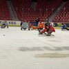 Des joueurs de parahockey sur la glace à Moose Jaw.