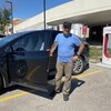 Arfen Ahmed, un Ontarien de passage à Winnipeg, recharge sa voiture électrique au centre commercial Polo Park, le 9 août 2022. 