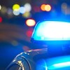 La sirène bleue d'une voiture de police.