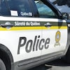 Un véhicule de police de la Sûreté du Québec vu de côté.
