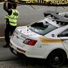 La voiture de la policière atteinte par un projectile.