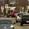 Des voitures circulent sur la 215e Rue à Edmonton.