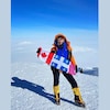 Marie-Pier Desharnais avec un drapeau au somment de Sidley.
