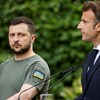 Volodymyr Zelensky (à gauche) et Emmanuel Macron (à droite) lors d'une conférence de presse à Kiev.