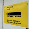 Une affiche jaune d'Élections Canada annonçant un bureau de vote par anticipation.