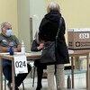 Une électrice devant un bureau de vote.