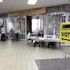 Un bureau de vote dans un centre commercial.