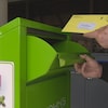 Un électeur dépose son bulletin de vote spécial.