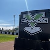Affiche des Voyageurs de Jonquière dans le stade de baseball Richard-Desmeules