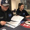 Walter Whitebean et Ashlan Phillips sont deux des dix stagiaires en formation pour devenir paramédics dans la communauté Mohawk de Kahnawake.  