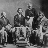 Photo d'époque sur laquelle six hommes tiennent des colliers de wampums dans leurs mains.