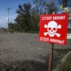 Un panneau met en garde contre la présence de mines antipersonnel, dans la ville ukrainienne d'Izioum. 