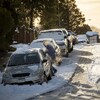 Un homme déblaie la neige accumulée sur sa voiture au lendemain d'une tempête à Vancouver, le mercredi 30 novembre 2022.